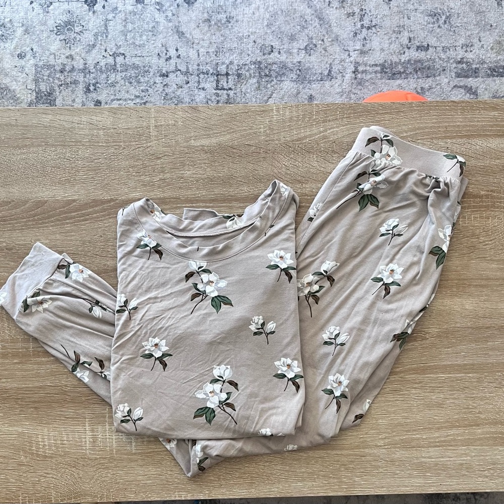 Kyte Baby Magnolia pajama set- Beige with White Flowers